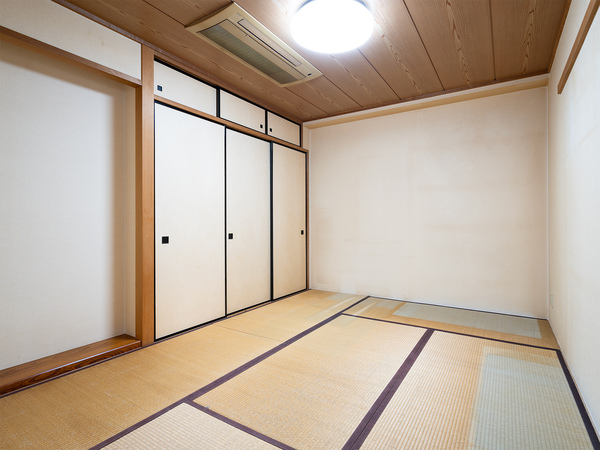 【和室：約６帖】畳にはリラックス効果があり、心身に安らぎを与えてくれます。