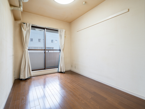 【洋室：約４．７帖】客室用・子供部屋・書斎などのお部屋にもおすすめです。