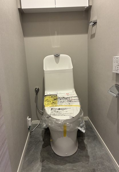 戸棚があるので清掃用品やトイレットペーパーなどをすっきり収納できます。