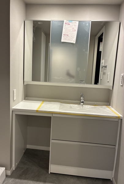 清潔感のある色で統一された空間で身だしなみチェックや肌のお手入れに最適です。