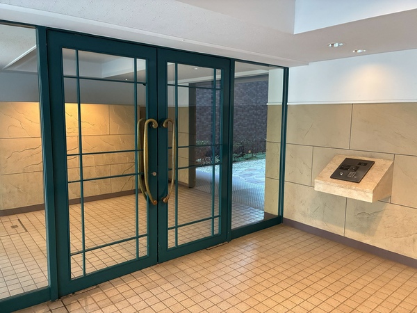 落ち着きのあるクラシックなデザインのマンションエントランス