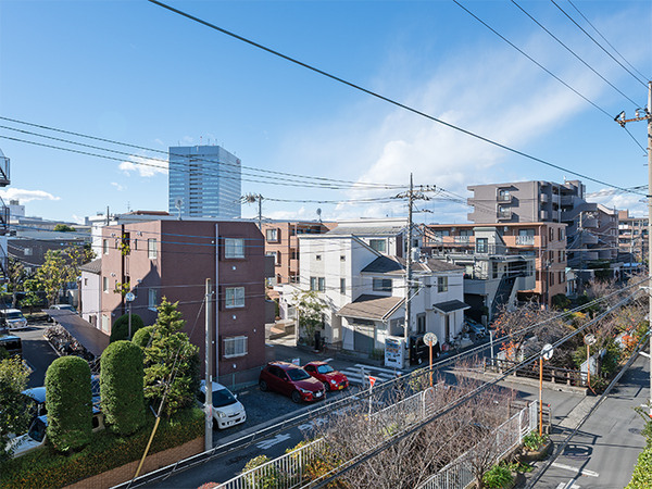 駅までは平坦で、緑に恵まれた閑静な住宅地