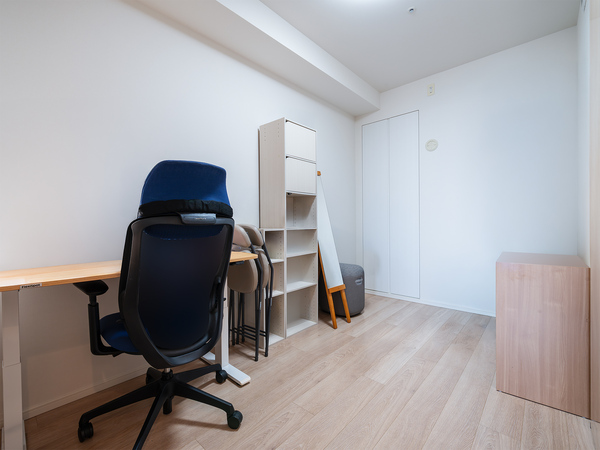 【洋室：４．５帖】 キッチンからでも視界に入るお部屋です。