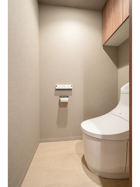 【トイレ】収納棚付き、淡い色で統一され、清潔感のあるトイレです。