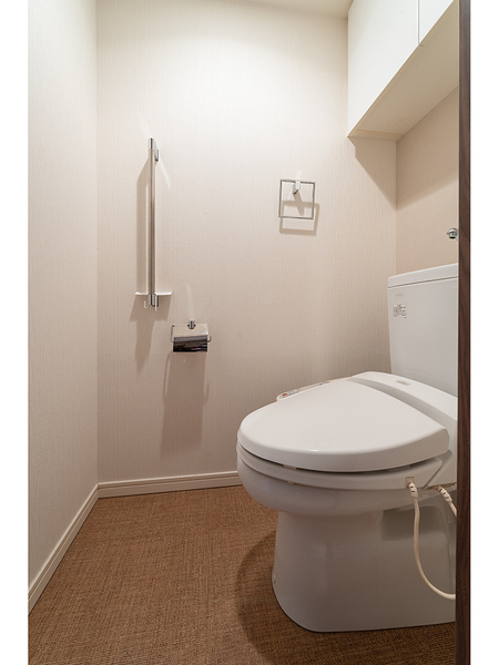 【トイレ】吊戸棚がございますので、消耗品を収納して頂けます