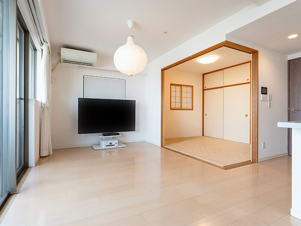 【リビング】４．５帖の和室と繋げて更にゆったりとした広さでお過ごしいただけます