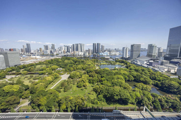【眺望】日本を代表する庭園浜離宮に隣接しており都心部にいながら緑に囲まれた住環境