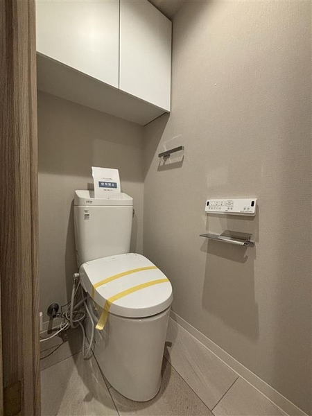 【トイレ】収納棚付き、淡い色で統一され、清潔感のあるトイレです