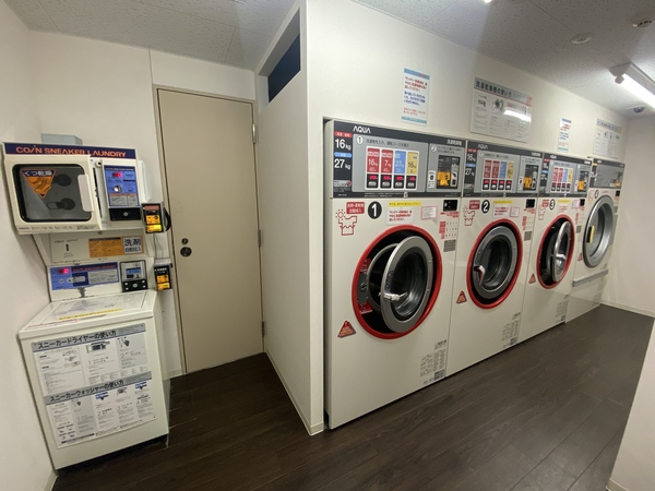 棟内には便利なコインランドリーが備え付けられています。