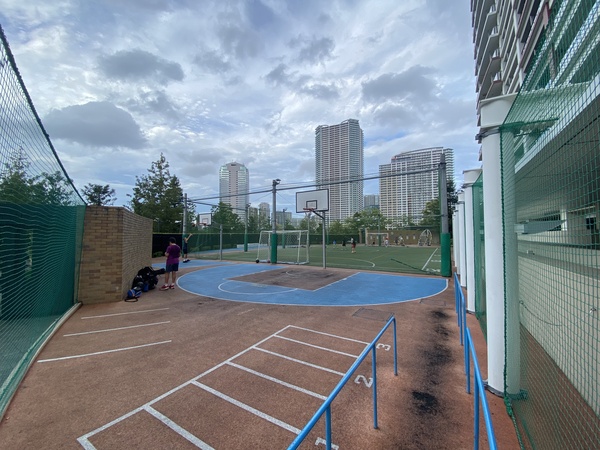 広大なアクティブパークはサッカーやバスケットボールなどのスポーツを楽しむことができます。