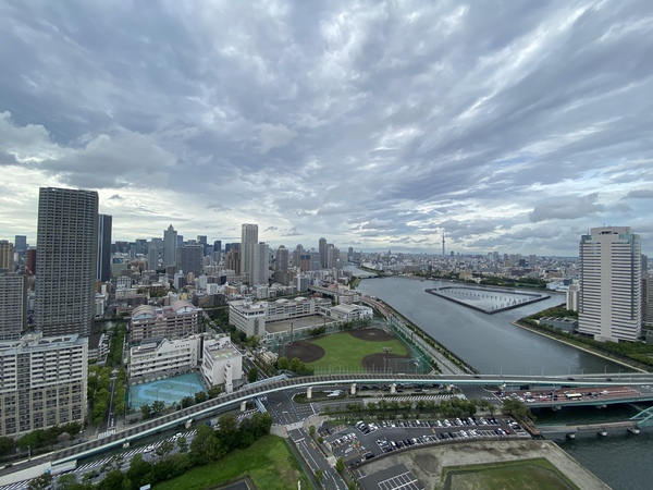 バルコニーからは東京スカイツリーや運河を望むことができます。