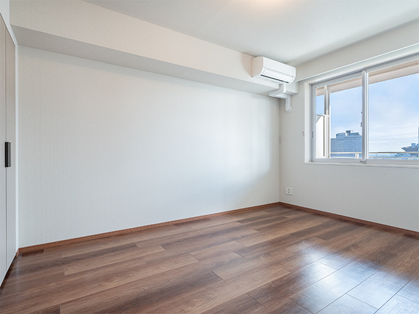 約７．３帖の洋室。 お部屋には窓があり、明るいです。