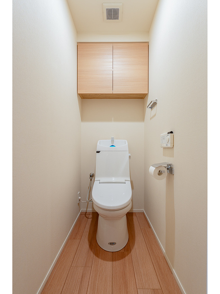 トイレは吊戸棚付きで、清潔感があります。