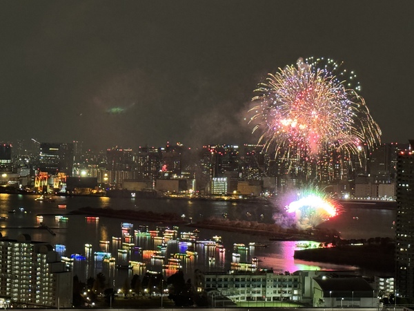 バルコニーからはお台場の花火大会を望むことができます！（イベントは今後変更になる可能性があります）