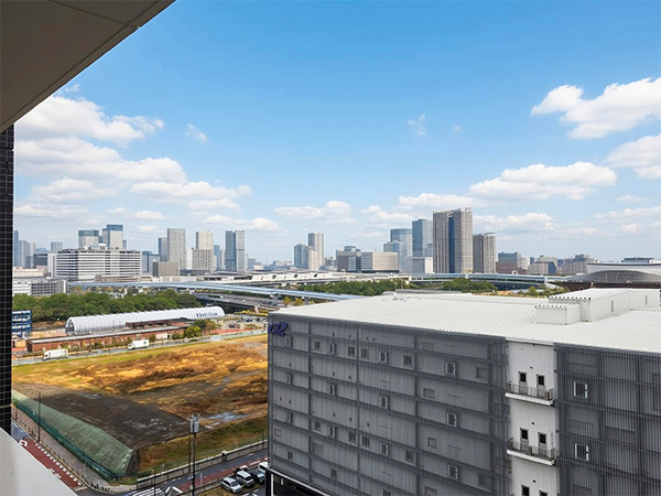 眺望　正面の建物を抜けた部屋位置でございます。