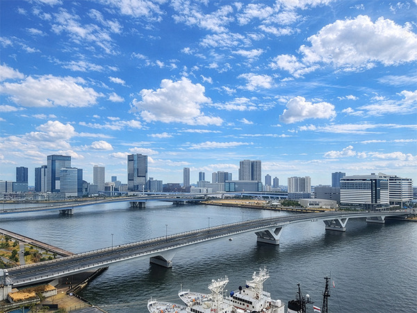 バルコニーからの眺望（豊洲方面は夜景がとても綺麗です。）