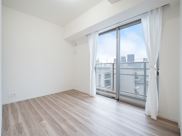 洋室約５．０帖　全居室の窓はバルコニーに面しているため窓を開けてもプライバシーは安心です。