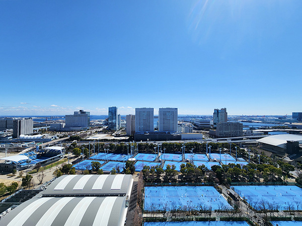 有明テニスの森公園や東京湾の青、木々の緑といった自然色が多い景色です。