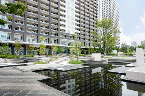 マンション敷地内には大きな広場がございますので、ゆったりお過ごしできます。