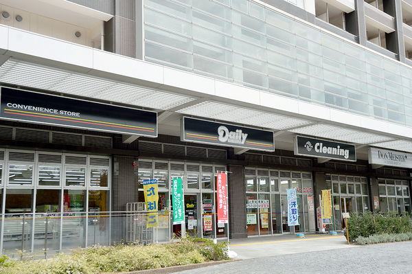 １階部分には便利なコンビニがございます。（デイリーヤマザキブリリアマーレ有明店）