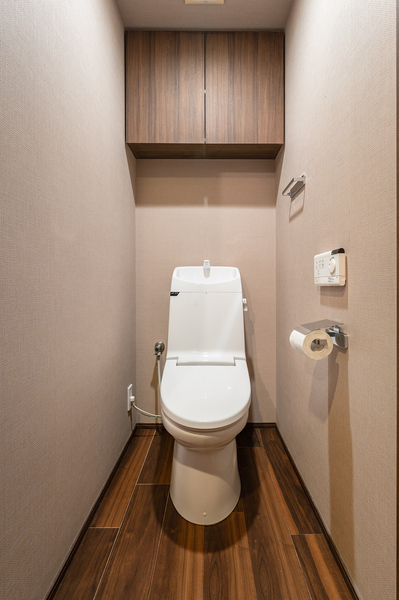 トイレは上部に便利な吊戸棚を備えております