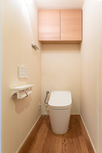 トイレは上部に便利な吊戸棚を備えております