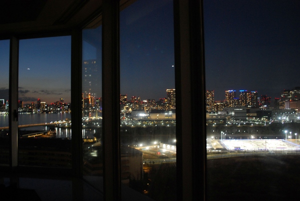 眺望３　夜間は都心の煌びやかな夜景を望むことができます