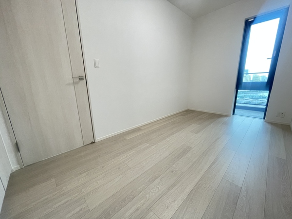 約６帖　洋室 バルコニーに面しているため窓を開けても人が通ることがないため安心です。