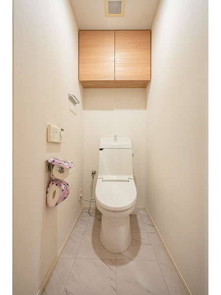 トイレは上部に便利な吊戸棚を備えております。
