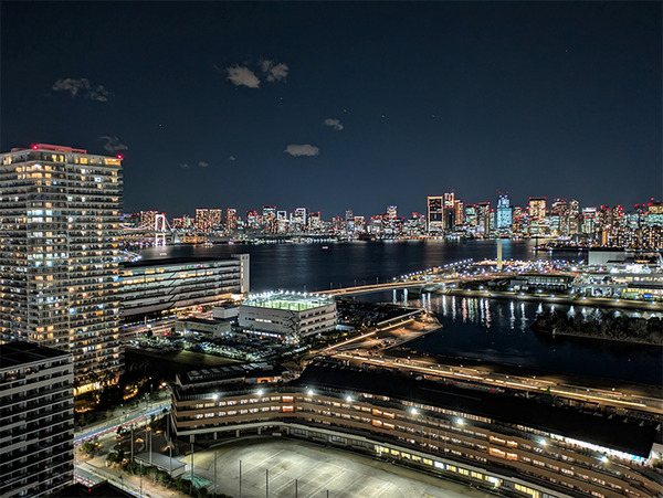 お部屋のバルコニーからレインボーブリッジの夜景を眺めることができます。