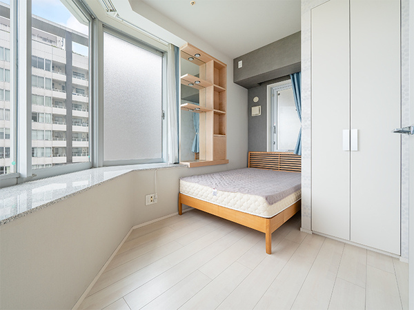 洋室約５．５帖　お部屋から都心の夜景を眺めることができます。