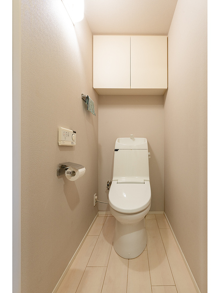 トイレは上部に便利な吊戸棚を備えております