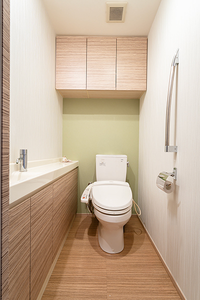 手洗いカウンター付で使い勝手が良く、清潔感あふれるトイレです