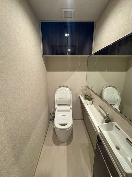 吊戸棚がつき、すっきりとしたトイレ空間。