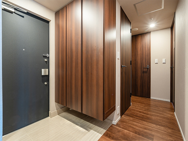玄関・廊下は直接お部屋が見えない間取りとなっております。