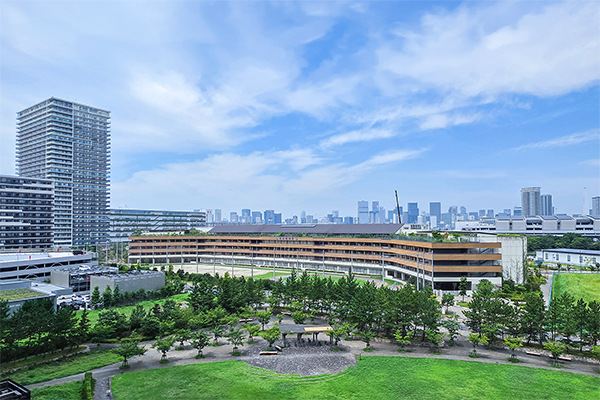 ６階につき綺麗な庭園や、近隣の学校の様子も見ることができます。