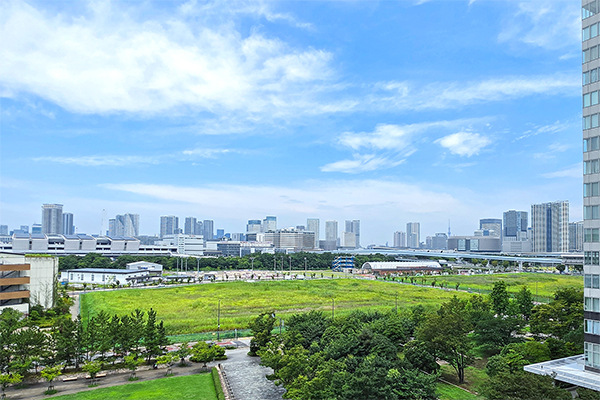 北西向きにつき都心のビル群を望みます。