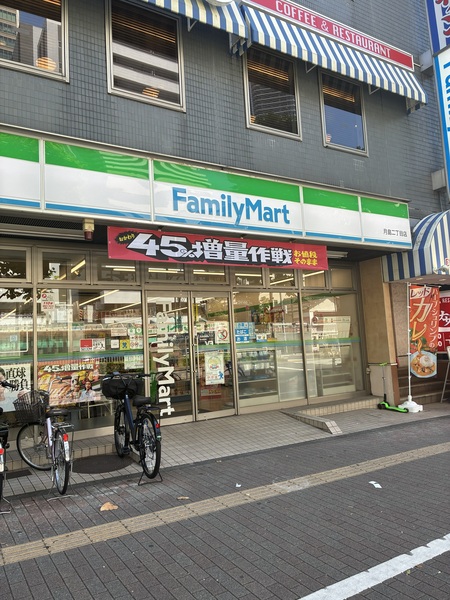 ファミリーマート月島二丁目店まで徒歩４分（約３２０ｍ）