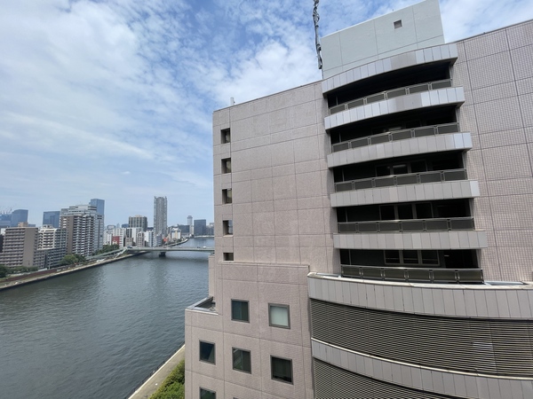 １４階部分のベランダからは隅田川を望むことができます。