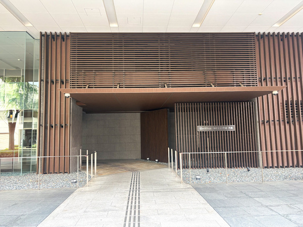 高級感溢れるスタイリッシュなマンションエントランスとなっております。