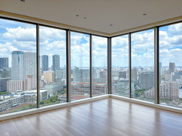 角住戸ならではの開放感が魅力のリビングダイニング