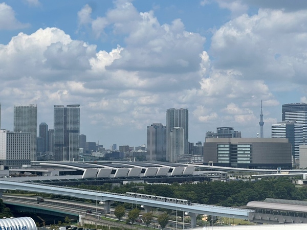 バルコニーからは東京スカイツリーや、豊洲方面を望みます（天候による）