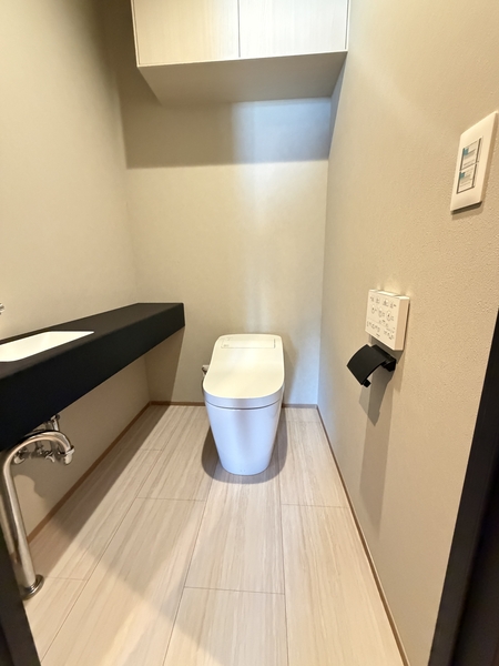 トイレはスタイリッシュなタンクレストイレ、独立洗面台があり広々空間です。