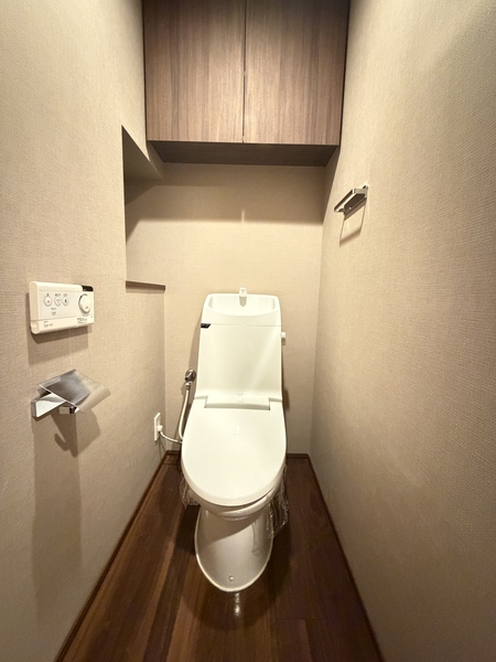 トイレは上部に便利な吊戸棚を備えております。