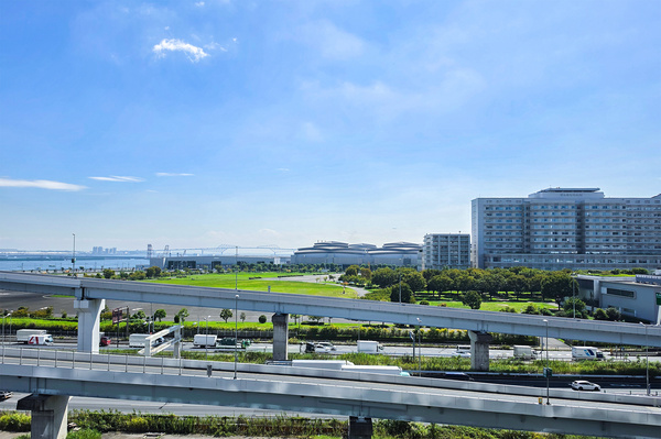 バルコニーからは東京ゲートブリッジや東京湾を望みます。（天候による）