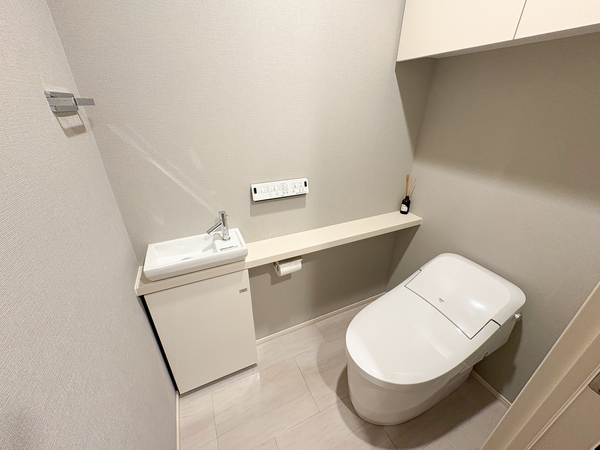 手洗いカウンター付きのトイレ空間。