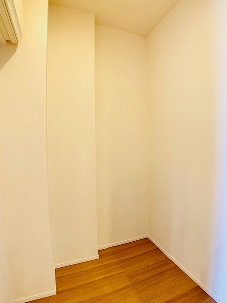 約１．２帖の納戸。棚などを設置して、使いやすいように収納できます。
