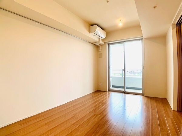室内が明るく感じられるナチュラル系のお色味のお部屋です。