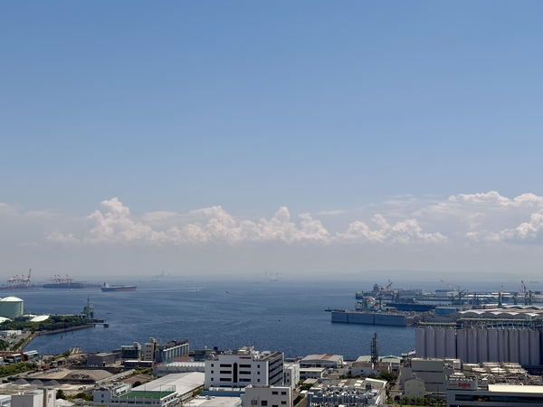 バルコニーからの眺望：最上階からの磯子湾を望むお部屋です。