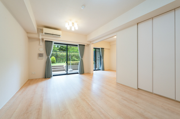 リビング・ダイニング：豊かな緑を感じる専用庭付南向き住戸